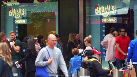 Fans-Stehen-Während-Der-Weihnachtszeit-Vor-Der-Weihnachtsausstellung-Von-Bluey&#39;s-In-Den-Fenstern-Von-Myer&#39;s-In-Der-Bourke-Street-Mall-Schlange,-Im-Geschäftigen-Stadtzentrum-Von-Melbournes-Zentralem-Geschäftsviertel