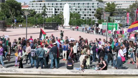 Cientos-De-Manifestantes-Sostienen-Pancartas-Durante-Una-Manifestación-Contra-Los-Movimientos-Fascistas-Y-De-Extrema-Derecha-En-Europa,-Instando-A-Los-Ciudadanos-A-Movilizarse.