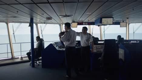 Actividad-De-La-Tripulación-Dentro-Del-Puente-Del-Capitán-De-Un-Crucero.