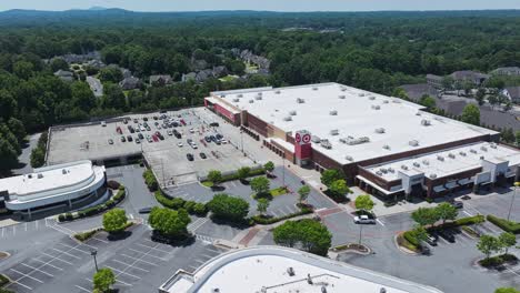 Vista-Aérea-Del-Centro-Comercial-Americano-En-La-Ciudad-De-Marietta,-Georgia-En-Un-Día-Soleado