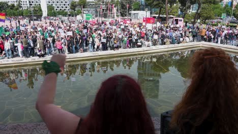 Un-Activista-Progresista-Habla-Y-Canta-Consignas-Frente-A-Cientos-De-Manifestantes-Durante-Una-Manifestación-Contra-Los-Movimientos-Fascistas-Y-De-Extrema-Derecha-En-Europa.