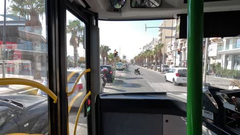 Blick-Aus-Der-Frontscheibe-Eines-öffentlichen-Busses,-Der-Durch-Die-Straßen-Von-Valletta,-Malta-Fährt-Und-Die-Essenz-Der-Stadterkundung-Und-Des-Täglichen-Lebens-Einfängt