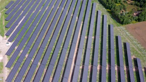 Vista-Aérea-De-Primer-Plano-Del-Campo-De-Paneles-Solares-A-La-Luz-Del-Día-Soleado