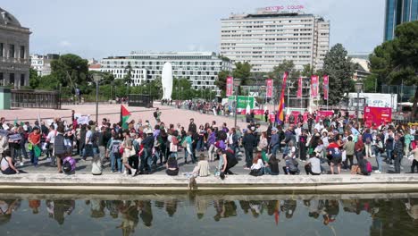 Progressive-Demonstranten-Halten-Plakate-Während-Einer-Demonstration-Gegen-Rechtsextreme-Und-Faschistische-Bewegungen-In-Europa-Und-Fordern-Die-Bürger-Auf,-Sich-Zu-Mobilisieren