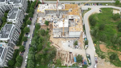 Aerial-view-of-construction-site-with-crane-and-building