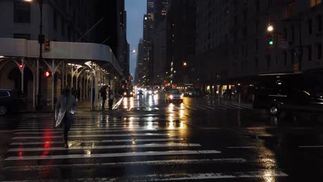 Toma-Del-Paso-De-Peatones-En-La-Calle-59-Y-La-6ta-Avenida-En-Una-Tarde-Lluviosa-De-Abril-En-La-Ciudad-De-Nueva-York.