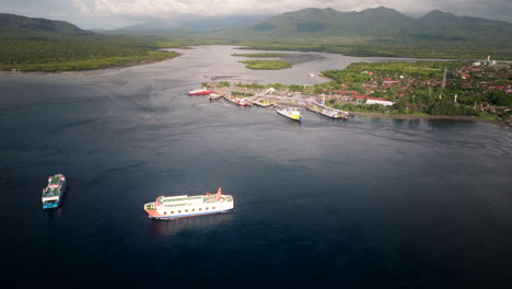 Hito-Marino,-Destino-Náutico-Tropical,-Transbordadores,-Aéreo