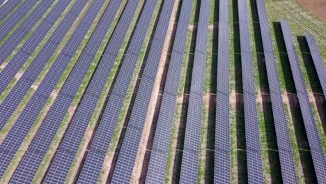 Vista-Aérea-De-Primer-Plano-Del-Campo-De-Paneles-Solares-A-La-Luz-Del-Día-Soleado