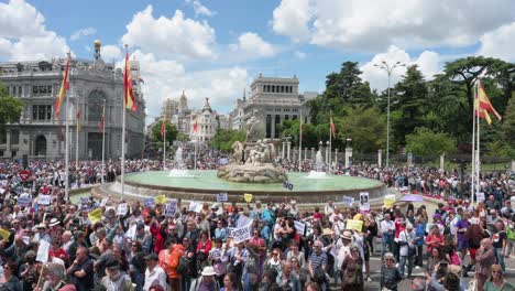 Tausende-Versammeln-Sich-Auf-Dem-Cibeles-Platz-In-Madrid,-Um-Die-öffentliche-Gesundheitsversorgung-Zu-Verteidigen