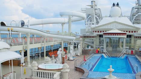 Luxuskreuzfahrt-Mit-Privatem-Pool,-Whirlpool-Und-Wasserrutsche