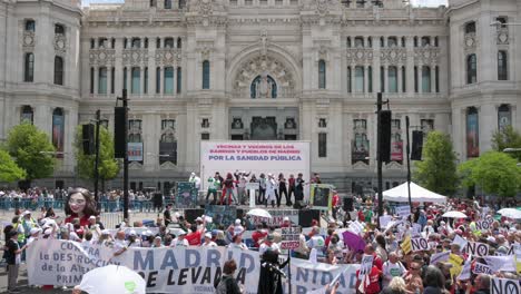 Eine-Aufnahme-Mit-Schwenk-Nach-Unten-Zeigt-Tausende-Demonstranten-Auf-Dem-Cibeles-Platz-In-Madrid,-Die-Die-öffentliche-Gesundheitsversorgung-Verteidigen