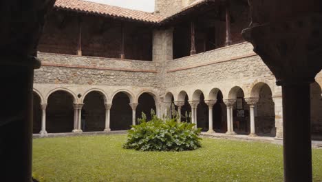 Filmische-Ansicht-Der-Architektur-Der-Leerstehenden-Kathedrale-Saint-Lizier-In-Frankreich