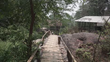 Camino-De-Bambú-A-Través-Del-Bosque-En-Pai,-Norte-De-Tailandia.