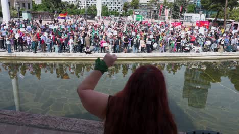 Un-Activista-Liberal-Canta-Consignas-Frente-A-Cientos-De-Manifestantes-Durante-Una-Manifestación-Contra-Los-Movimientos-Fascistas-Y-De-Extrema-Derecha-En-Europa.