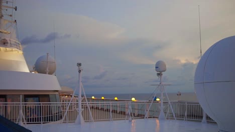 Der-Obere-Teil-Des-Kreuzfahrtschiffes-Mit-Brücke,-Navigationslichtern-Und-Radargeräten