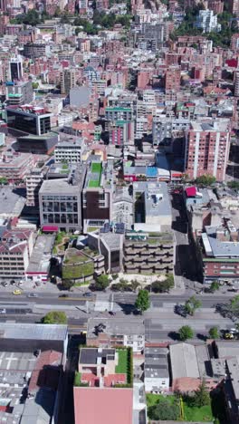 Toma-Vertical-De-Un-Dron,-Departamento-De-Medio-Ambiente,-Bogotá,-Colombia.