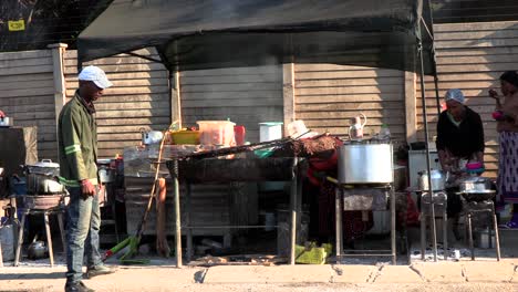 Los-Africanos-Juntos-En-Un-Pequeño-Vendedor-De-Comida-Haciendo-Su-Vida-Diaria.