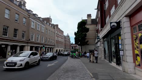 Richmond,-London:-Strolling-through-the-streets-and-exploring-the-shops-and-restaurants-of-High-Street,-enjoying-the-vibrant-atmosphere