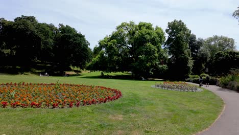 Richmond,-Londres:-Flores-En-Los-Parques-A-Lo-Largo-Del-Támesis,-Mostrando-Una-Vibrante-Variedad-De-Colores-Y-Variedades.