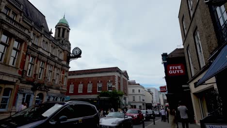 Richmond,-Londres:-Paseando-Por-Las-Calles-De-Richmond,-Disfrutando-Del-Encantador-Ambiente,-La-Arquitectura-Y-Las-Vibrantes-Tiendas-Y-Cafés-Locales.