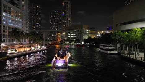 Yate-De-Fiesta-En-El-Río-Miami-Por-La-Noche