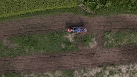 Video,-Das-Einen-Landwirtschaftlichen-Traktor-Zeigt,-Der-Ein-Feld-Für-Den-Anbau-Von-Feldfrüchten-Vorbereitet