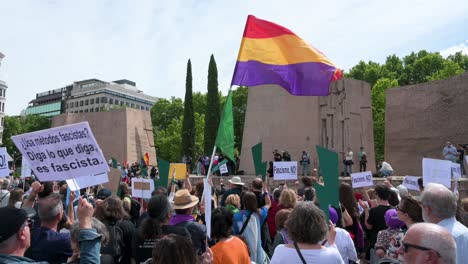 Los-Manifestantes-Liberales-Sostienen-Una-Bandera-De-La-República-Española-Durante-Una-Protesta-Contra-Los-Movimientos-Fascistas-Y-De-Extrema-Derecha-En-Europa,-Instando-A-Los-Ciudadanos-A-Movilizarse