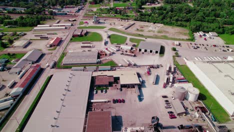 Luftaufnahme-Eines-Industriegebiets-Mit-Sattelschleppern-Auf-Der-Straße-Und-Geparkt,-Konzept-Mit-Schwerpunkt-Auf-Der-Einstellung-Von-Fahrern-Für-Trockentransporter-Und-Kühltransporter