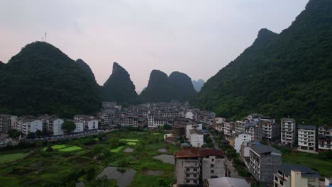 Ciudad-De-Yangshuo-Estableciendo-Toma-Aérea-Ascendente-Al-Amanecer