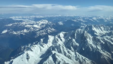 Pov-Die-Alpen-Reichen-Vom-Himmel-über-Die-Gipfel-In-Einem-Herrlichen-Sommertag