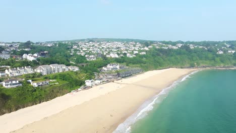 Playa-De-La-Bahía-De-Carbis-Con-Hermosas-Aguas-Turquesas-Durante-El-Verano-En-Inglaterra,-Toma-Aérea-De-Drones