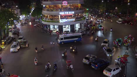 Der-Geschäftige-Abendverkehr-Umgibt-Den-Dong-Kinh-Nghia-Thuc-Platz-In-Hanoi-Mit-Leuchtenden-Lichtern-Und-Geschäftigem-Treiben