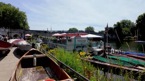 Richmond,-London:-Ein-Bootsrestaurant-Auf-Der-Themse,-Das-Ein-Einzigartiges-Kulinarisches-Erlebnis-Mit-Malerischem-Blick-Auf-Den-Fluss-Und-Einer-Lebendigen-Atmosphäre-Bietet