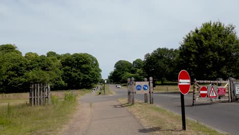 Richmond,-Londres:-Sendero-De-Entrada-A-Richmond-Green-Y-Old-Deer-Park,-Que-Atraviesa-Una-Exuberante-Vegetación-Y-Paisajes-Serenos