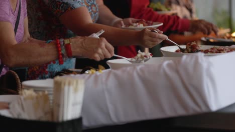 Menschen-Stehen-In-Einer-Buffet-Schlange