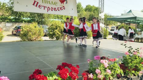 Bulgarische-Kinder-Führen-Beim-Petrovden-Sommerfest-Traditionelle-Tänze-Auf