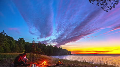 Gente-Alrededor-De-La-Fogata,-Lapso-De-Tiempo-De-La-Naturaleza-Del-Camping,-Hermoso-Cielo,-Mar-Báltico