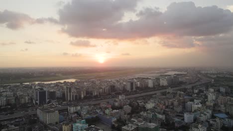 Drohnenvideo-Zeigt-Den-Wunderschönen,-Lebendigen-Abendhimmel-Der-Stadt-Dhaka-In-Bangladesch