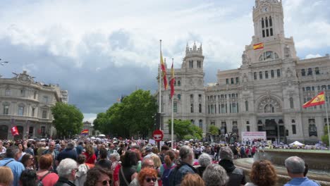 Manifestantes-Se-Reúnen-En-La-Plaza-De-Cibeles-De-Madrid-Y-Frente-Al-Palacio-De-Cibeles-Defendiendo-La-Sanidad-Pública.