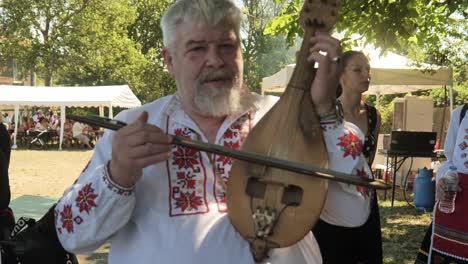 Bulgarisches-Saiteninstrument-Gadulka,-Gespielt-Von-Praktizierenden-Fröhlichen-Volksmusikern