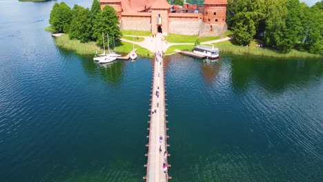 El-Puente-Del-Castillo-De-La-Isla-De-Trakai-Une-La-Fortaleza-Con-El-Continente,-Realzando-Su-Atractivo-Histórico.