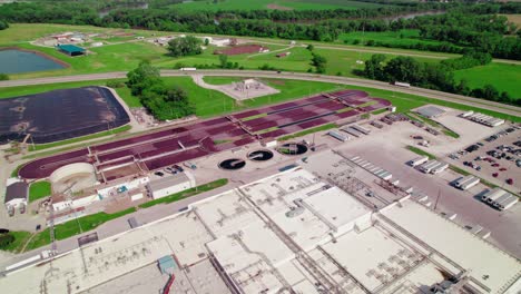 Vista-Aérea-De-Una-Planta-De-Tratamiento-De-Aguas-Residuales-Ubicada-Dentro-De-Una-Instalación-Agrícola-Ganadera,-Con-Piscinas-De-Tratamiento-E-Infraestructura-Industrial-Circundante.