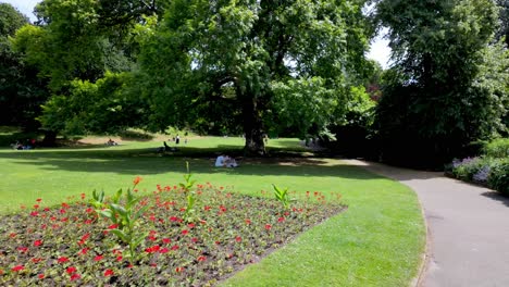 Richmond,-Londres:-Arreglos-Florales-En-Los-Parques-A-Lo-Largo-Del-Támesis,-Mostrando-Colores-Vibrantes-Y-Diseños-Artísticos.