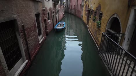 Venice-city-in-Italy,-empty-waterway-and-local-people-houses-above-water