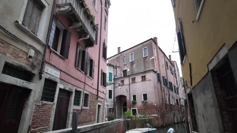 Venecia,-Italia-Calle-Tranquila-Y-Vacía-En-Un-Lugar-No-Turístico-Donde-Viven-Los-Lugareños