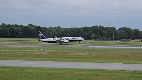 Avión-De-Ryanair-Despegando-Del-Aeropuerto-De-Hamburgo