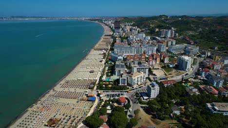 Playa-En-El-Mar-Adriático-En-Albania,-Hoteles-Y-Complejos-Turísticos-Para-Turistas-De-Verano-En-La-Playa-De-Durres.