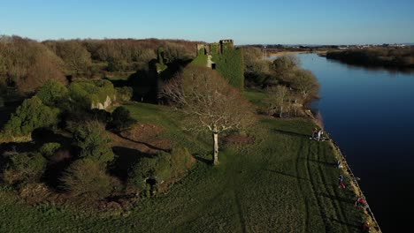 Lento-Retroceso-Aéreo-Sobre-Menlo-Junto-Al-Río-Corrib,-Galway