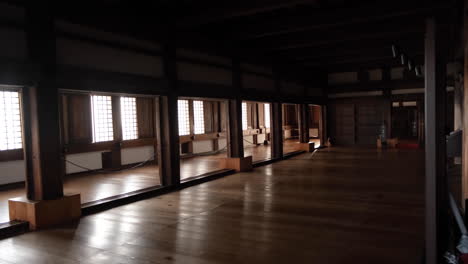 Chairs-and-desks-in-a-vintage-Japanese-style-room