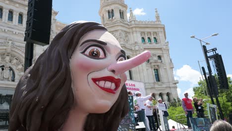 Una-Gran-Efigie-De-Isabel-Díaz-Ayuso,-Actual-Presidenta-De-La-Comunidad-De-Madrid-Y-Política-Española,-Se-Muestra-Durante-Una-Protesta-En-Apoyo-De-La-Sanidad-Pública.